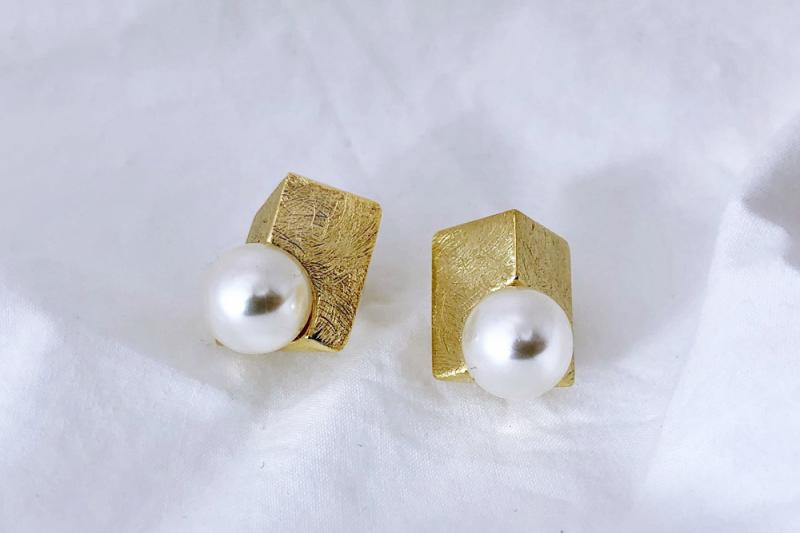[Ozel] Sophisticated Asymmetrical Curve Acrylic Brass Pearl Earrings